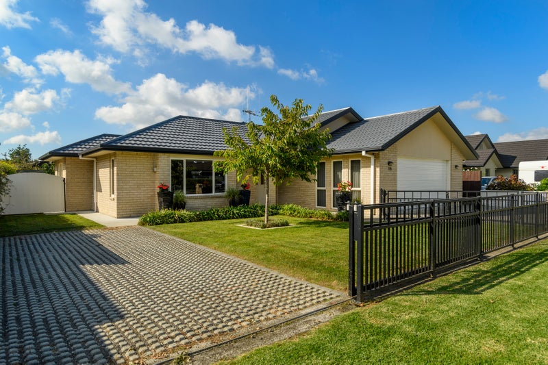 19 Inverness Drive, Pyes Pa, Tauranga - Carousel 1
