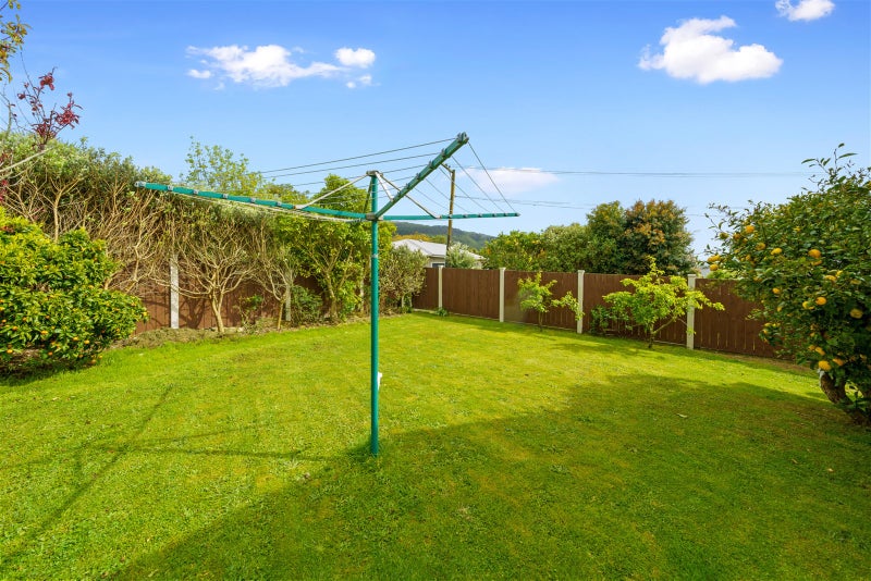 18 Saint Edmund Crescent, Tawa, Wellington - Carousel 20