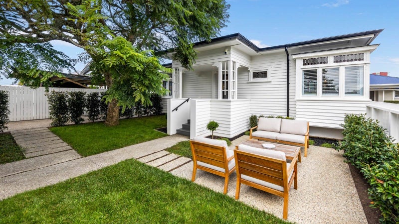 32 Muripara Avenue, Point Chevalier, Auckland - Carousel 1