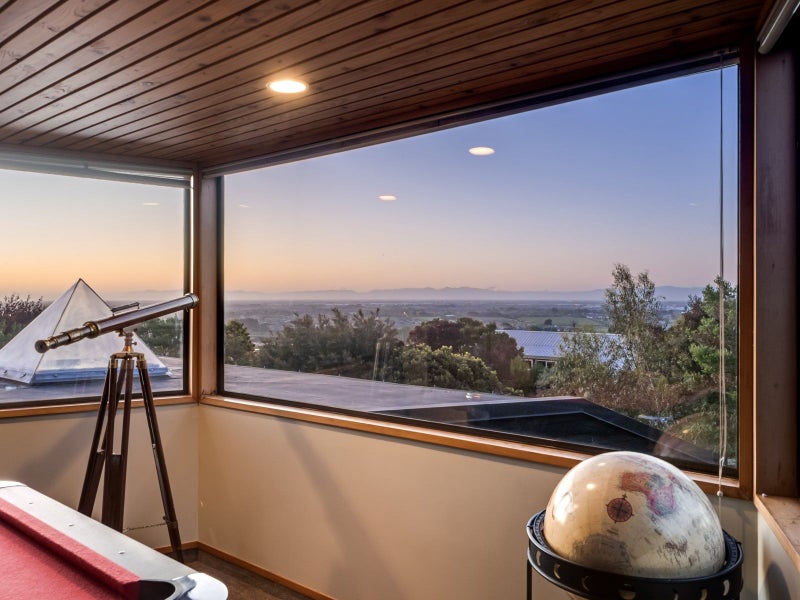 10 Clovelly Place, Westmorland, Christchurch - Carousel 1