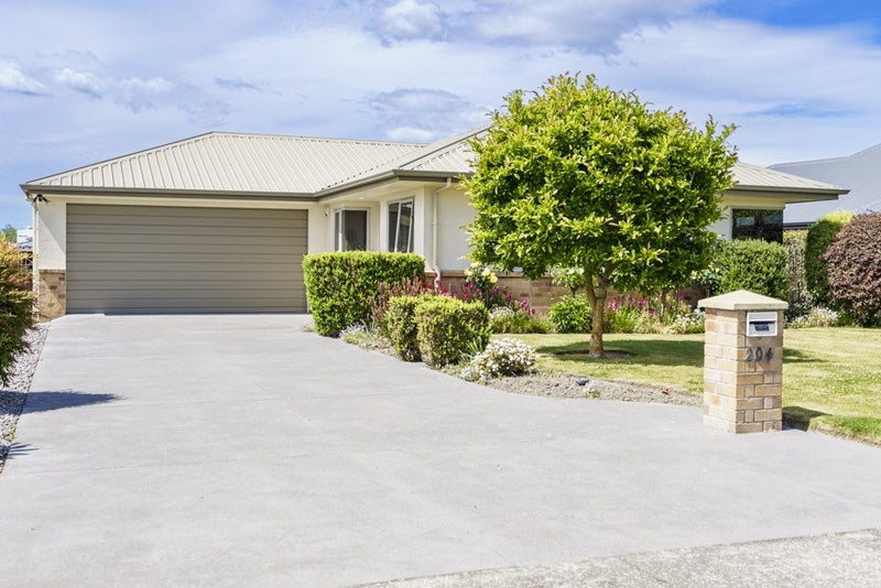 204 Frimley Oaks, Frimley, Hastings - Carousel 1