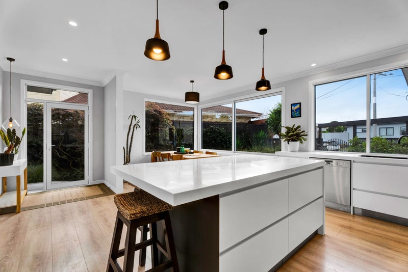 10 Strandon Place, Strandon, New Plymouth - Carousel 2