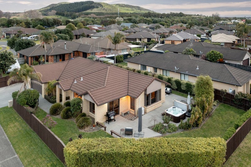 8 Seabreeze Place, Papamoa Beach, Papamoa - Carousel 1