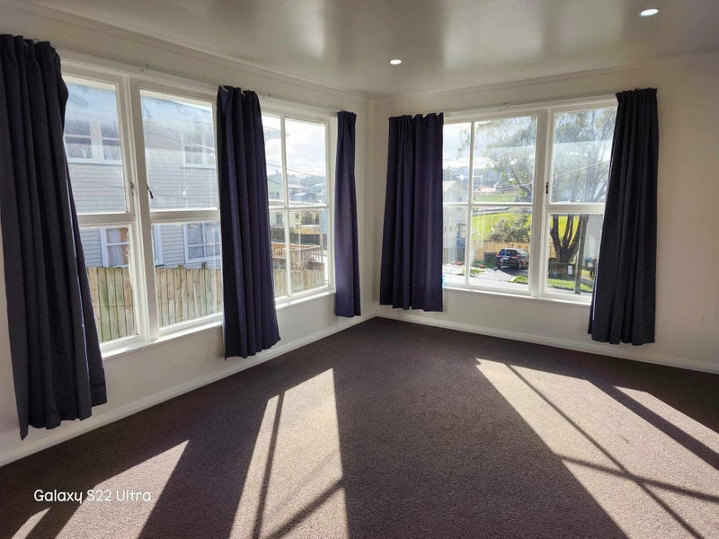 22 Worcester Place, Cannons Creek, Porirua - Carousel 2