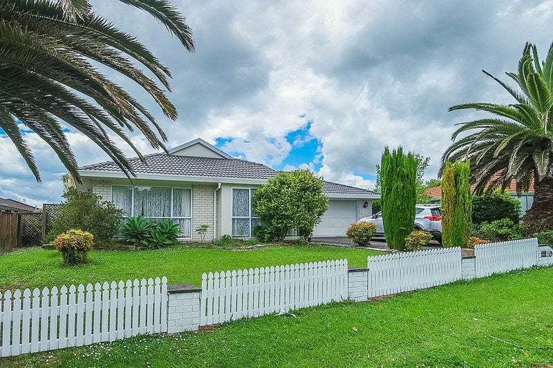 11 Bernie Edwards Place, Botany Downs, Auckland - Carousel 1