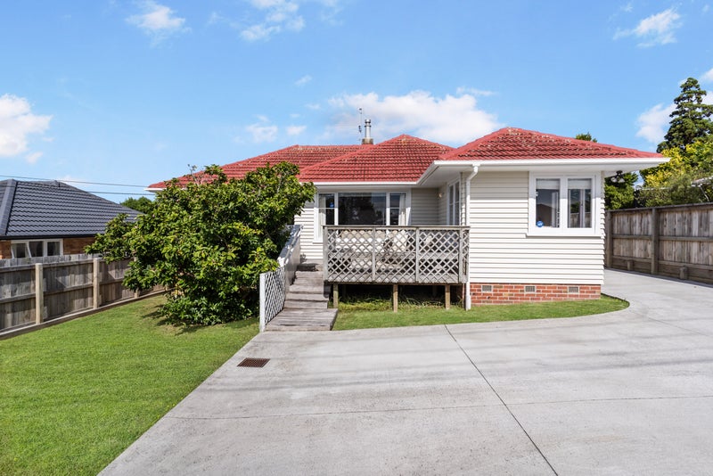 17 Taupo Street, Green Bay, Auckland - Carousel 2