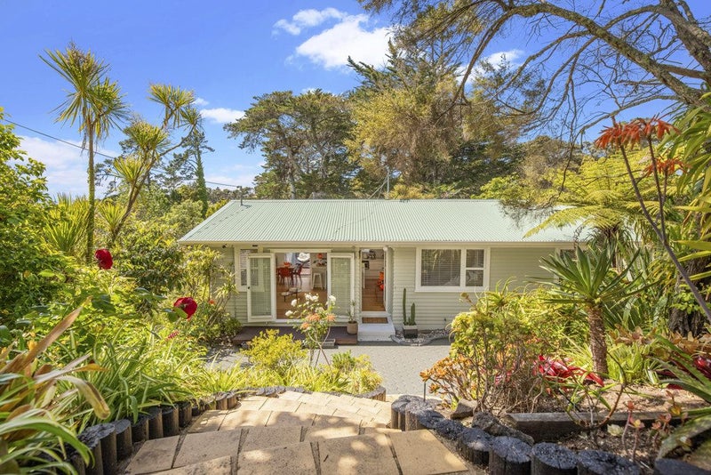 11 Fairmount Road, Titirangi, Auckland - Carousel 2
