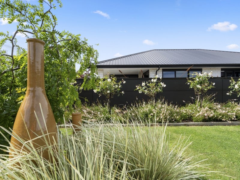 8 Cooke Farm Grove, Waiwhakaiho, New Plymouth - Carousel 2