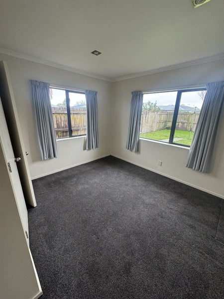 28 Diomede Glade, Flagstaff, Hamilton - Carousel 9