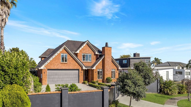 24 The Mews, Shamrock Park, Auckland - Carousel 1