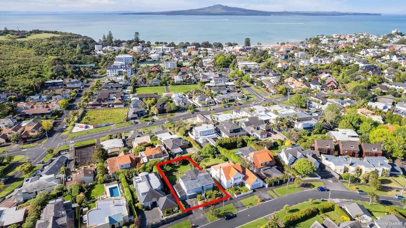 12 Codrington Crescent, Mission Bay, Auckland - Carousel 1