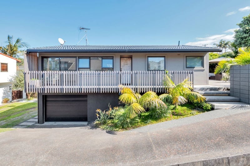 1/8 Commodore Parry Road, Castor Bay, Auckland - Carousel 1