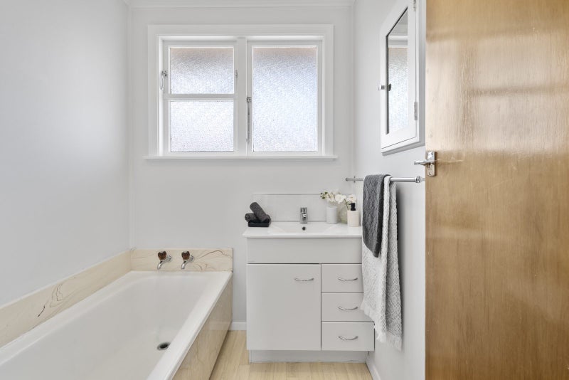 24A Whites Line West, Woburn, Lower Hutt - Carousel 12