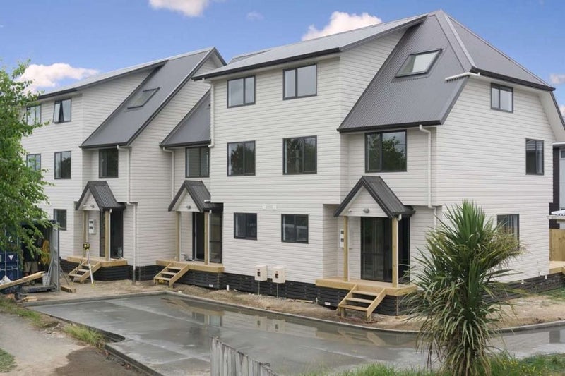 2/1 Bleakley Place, Hillcrest, Hamilton - Carousel 1