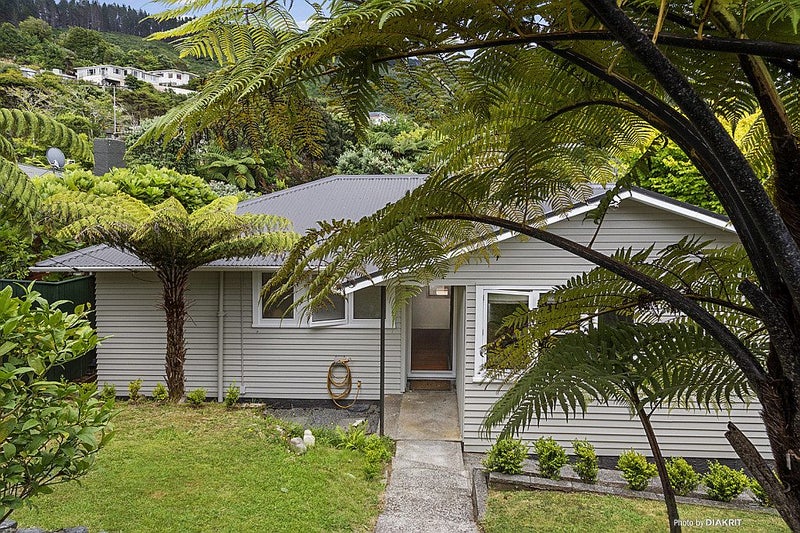 6 Woodstock Terrace, Tawa, Wellington - Carousel 1