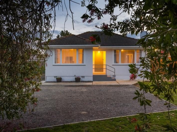 4 Seddon Street, Takaro, Palmerston North - Carousel 1