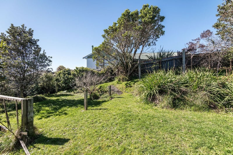 11 Miles Crescent, Newlands, Wellington - Carousel 22