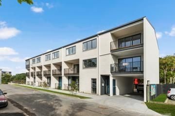 2/1 Kaponga Crescent, New Lynn, Auckland - Carousel 1