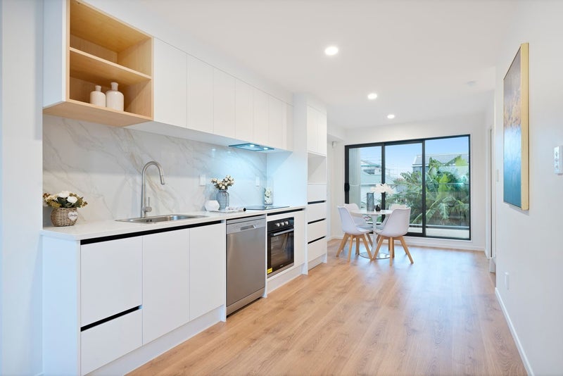 2/11 Hereford Street, Te Atatu Peninsula, Auckland - Carousel 2