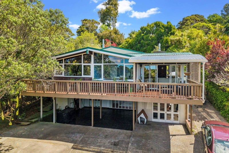 12 Raroa Terrace, Waiatarua, Waitakere City, Auckland - Carousel 1