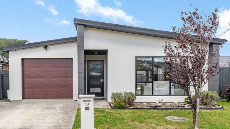 19 Te Kaeaea Crescent, Wallaceville, Upper Hutt - Carousel 1