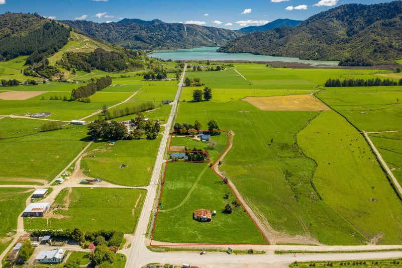 1231 Queen Charlotte Drive, Picton - Carousel 1