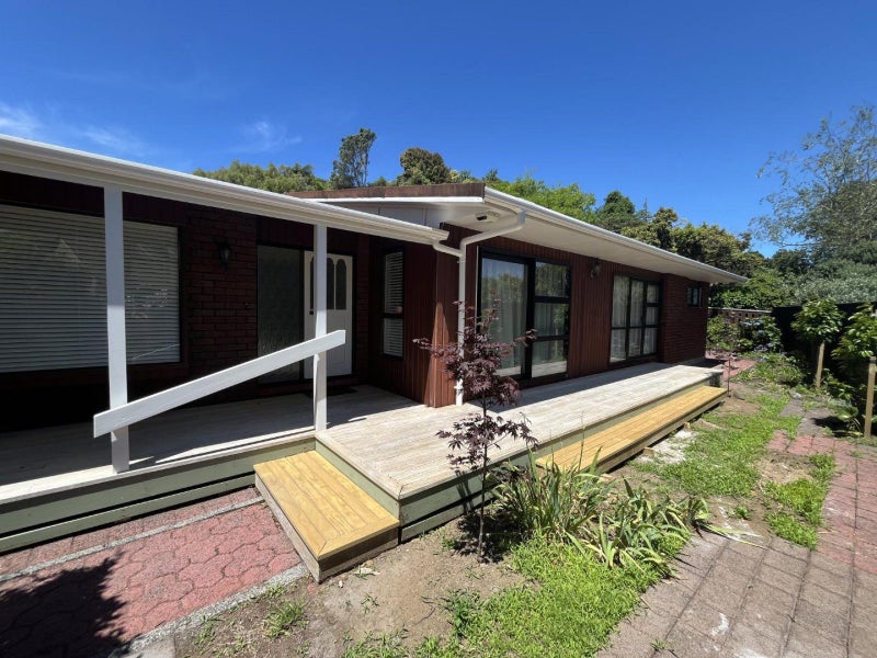 15 Sequoia Grove, Merrilands, New Plymouth - Carousel 1