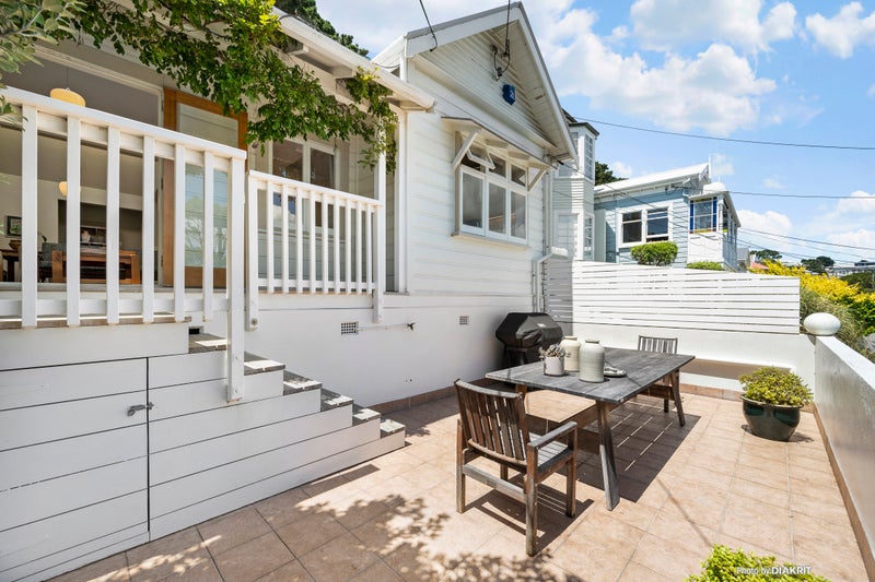 19 Scarborough Terrace, Mount Victoria, Wellington - Carousel 2