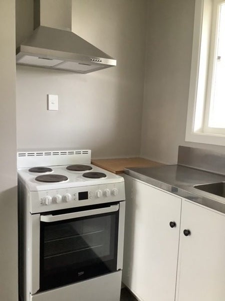 9/10 Trevethick Grove, Woburn, Lower Hutt - Carousel 2