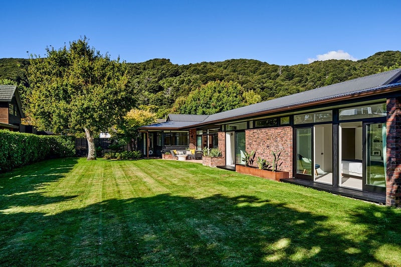 27 Cheviot Road, Lowry Bay, Lower Hutt - Carousel 1