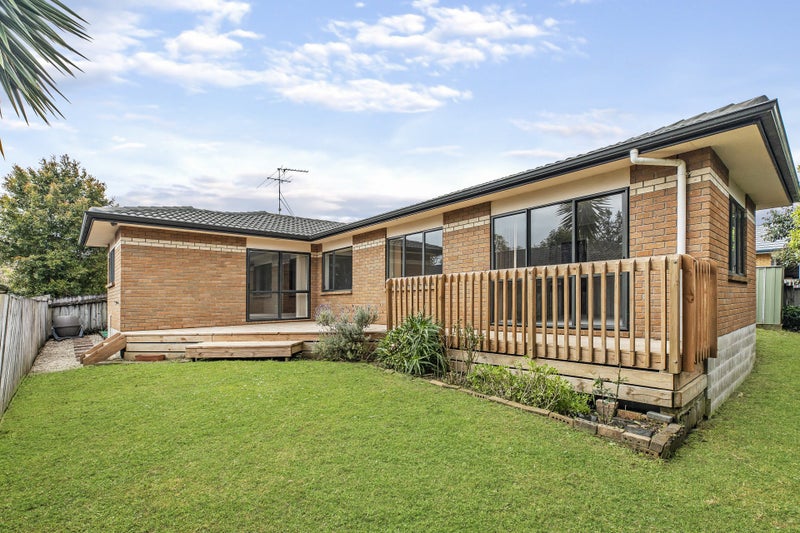 24 Sunpark Place, Massey, Auckland - Carousel 2