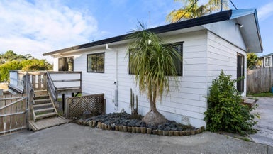 4 Lowell Place, Massey, Auckland - Carousel 1