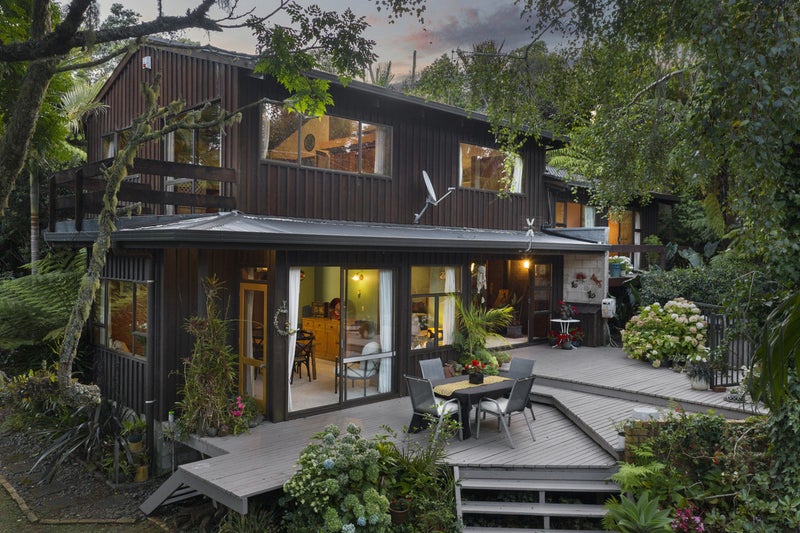 8 Atarua Gardens, Waiatarua, Auckland - Carousel 1