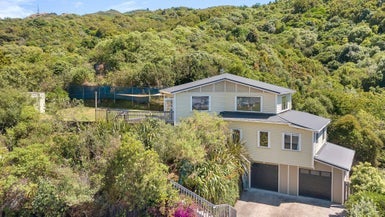 12A Aparangi Crescent, Elsdon, Porirua - Carousel 1