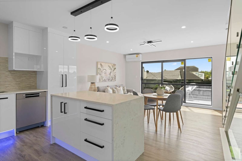 6/18 Hutchinsons Road, Bucklands Beach, Auckland - Carousel 1