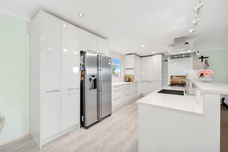 8 Aries Place, Shelly Park, Auckland - Carousel 1