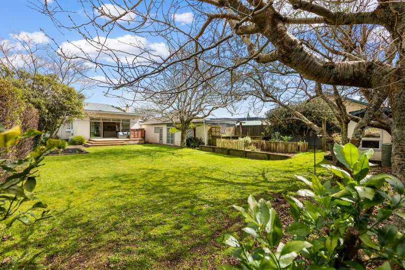 121 Govett Avenue, Frankleigh Park, New Plymouth - Carousel 24