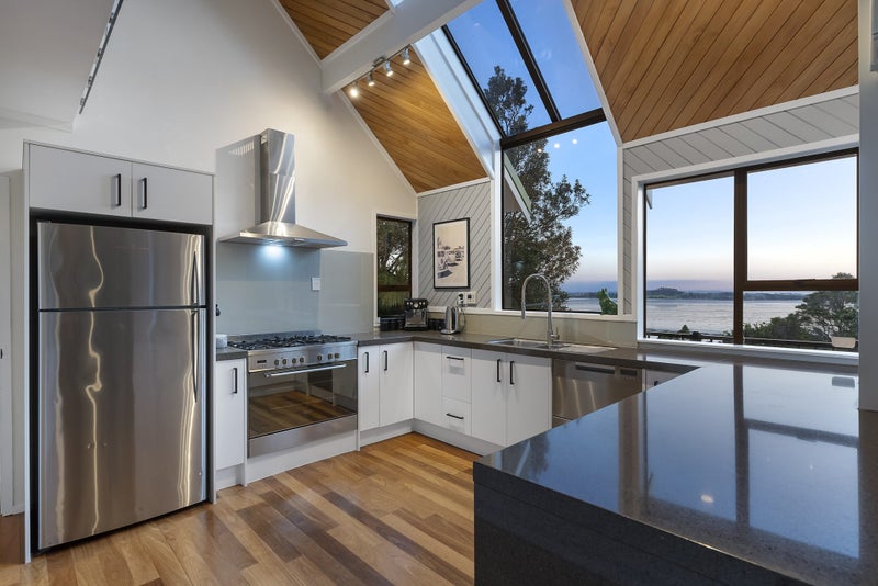 1 Puketutu Rise, Hillsborough, Auckland - Carousel 2