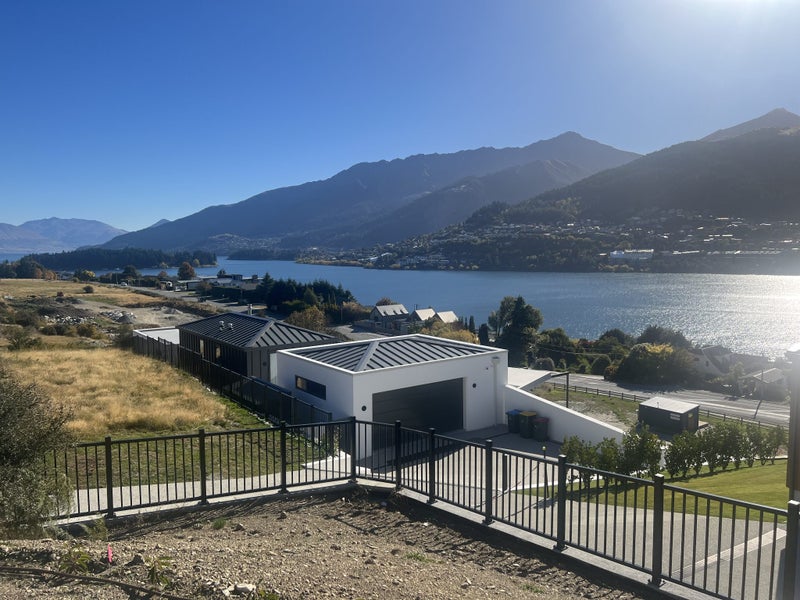 4 Red Deer Rise, Kelvin Heights, Queenstown - Carousel 1