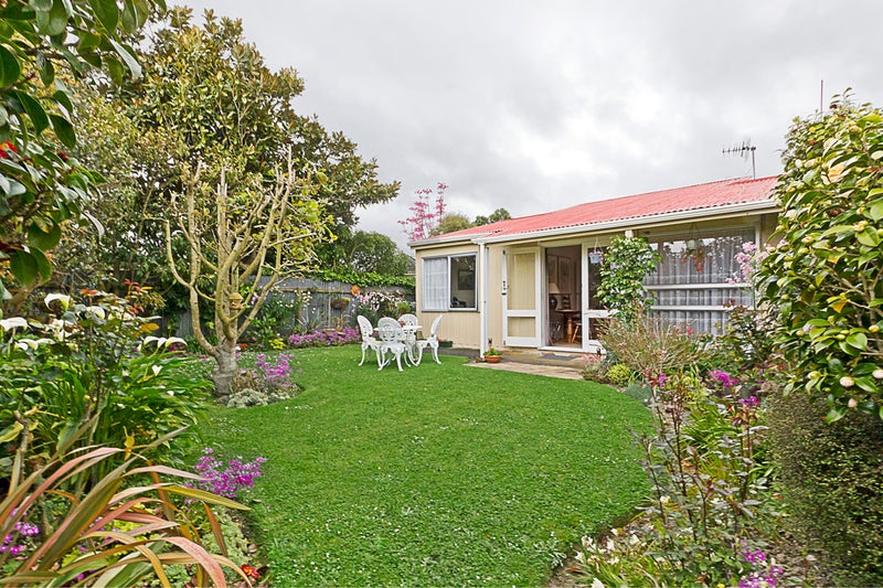 8 Westmere Place, Takaro, Palmerston North - Carousel 7