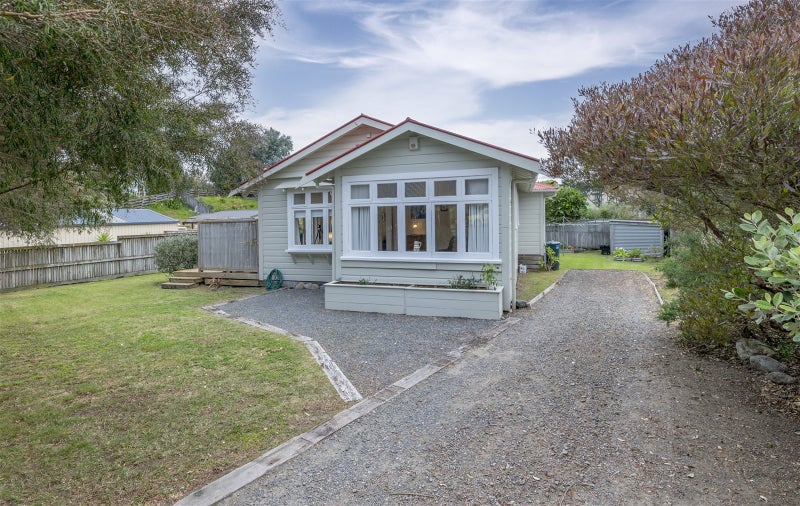 35 Hicks Crescent, Waikanae Beach, Waikanae - Carousel 2