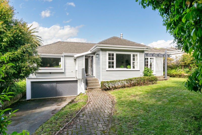 29 Ngatitoa Street, Tawa, Wellington - Carousel 1