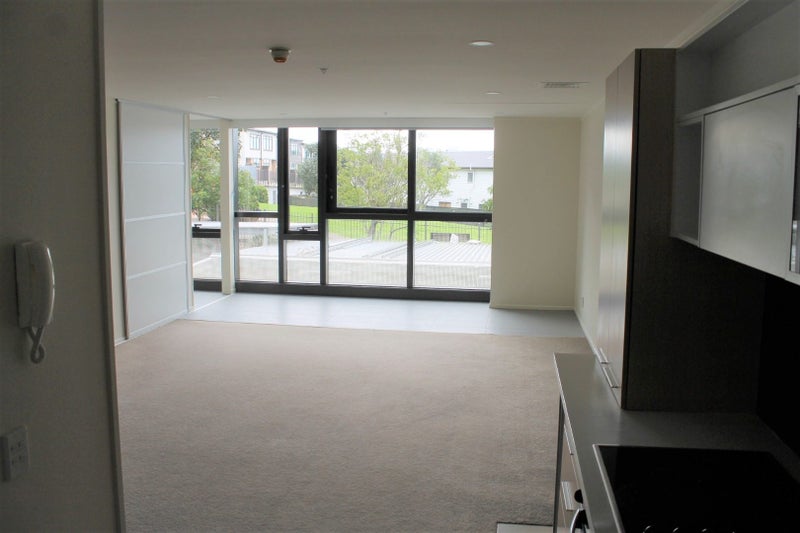1E/16 Burton Street, Grafton, Auckland - Carousel 2