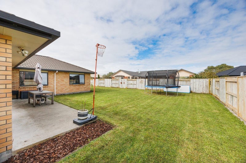 15 Chestnut Close, Kelvin Grove, Palmerston North - Carousel 2