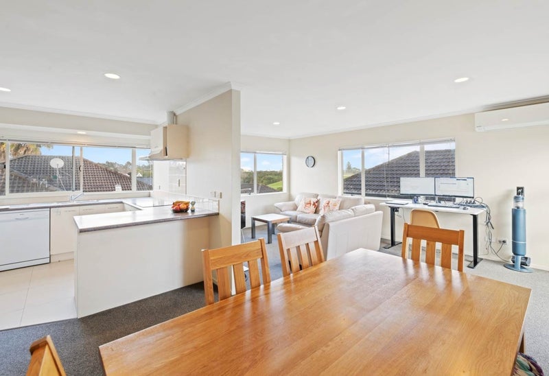 49 De Quincey Terrace, Highland Park, Auckland - Carousel 1