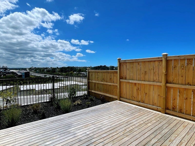 18 Puihi Crescent, Massey, Auckland - Carousel 17