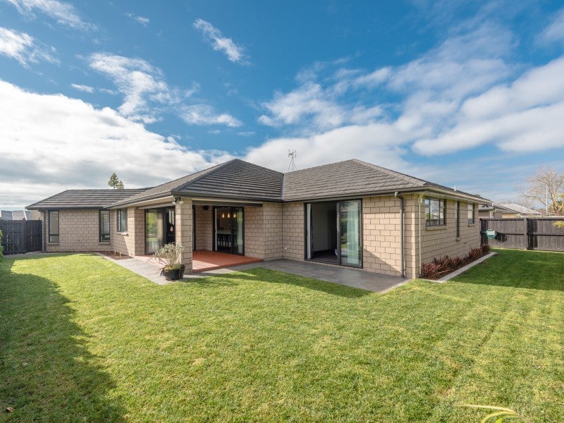 7 Amokura Crescent, Flagstaff, Hamilton - Carousel 1