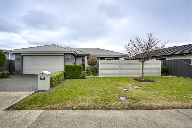 16 McKay Close, Frimley, Hastings - Carousel 1