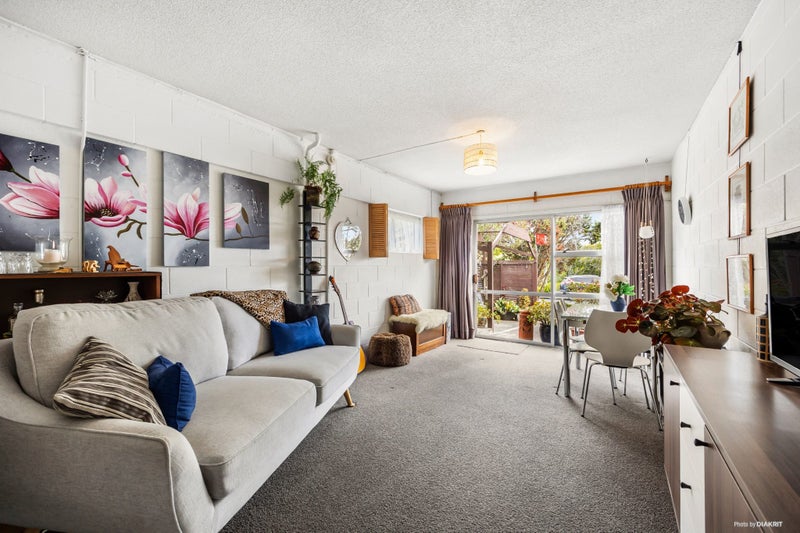 1/70 Cliff View Drive, Green Bay, Auckland - Carousel 2