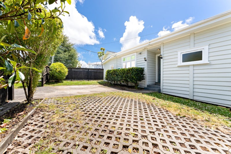 14A Divich Avenue, Te Atatu South, Auckland - Carousel 2